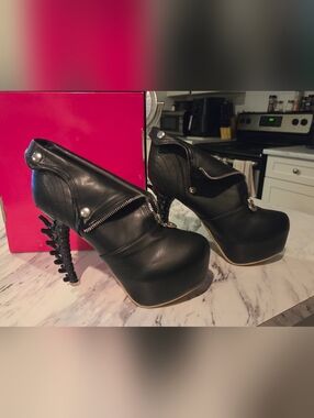 Show Stort Size 10 - Brand New